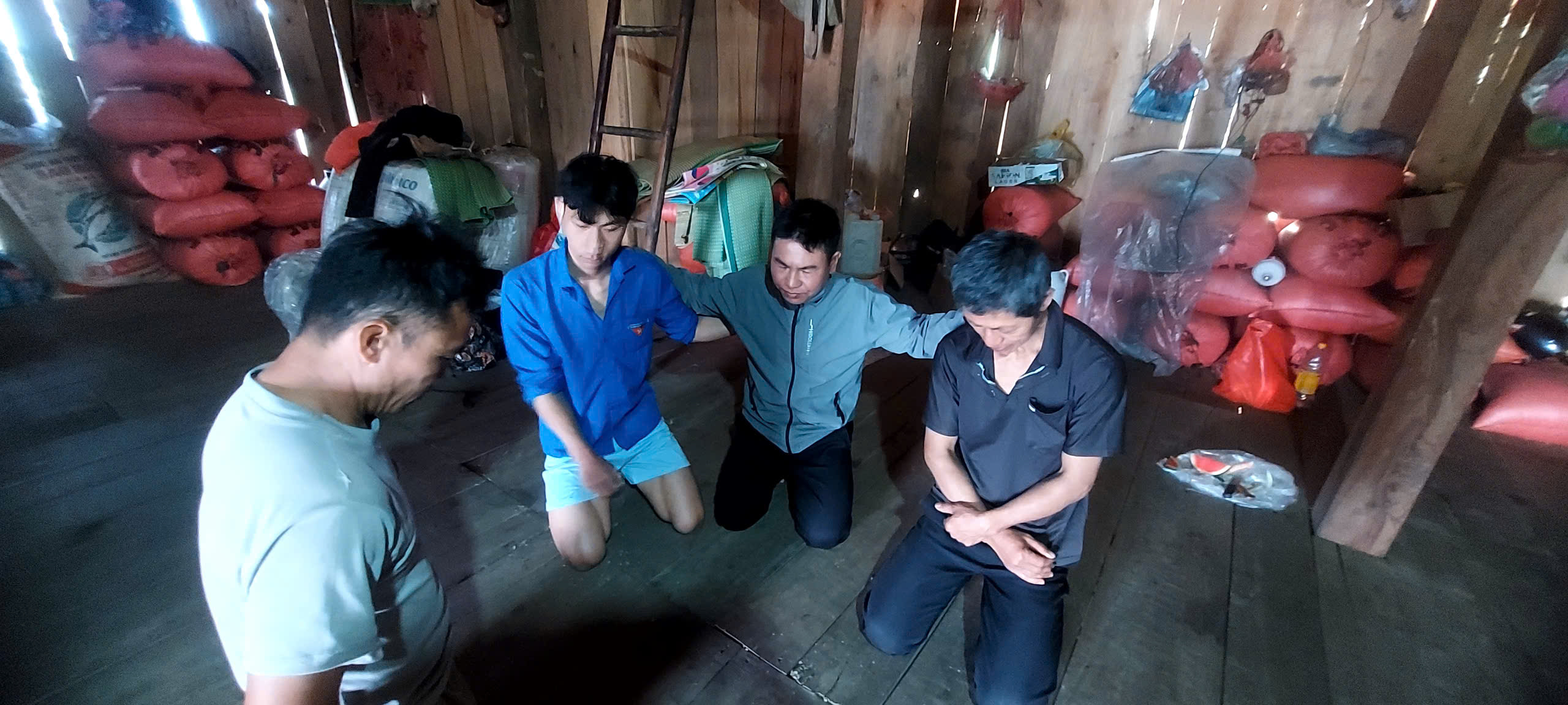 Ánh Sáng Phúc Âm Trên Bản Phiêng Mờ Sương